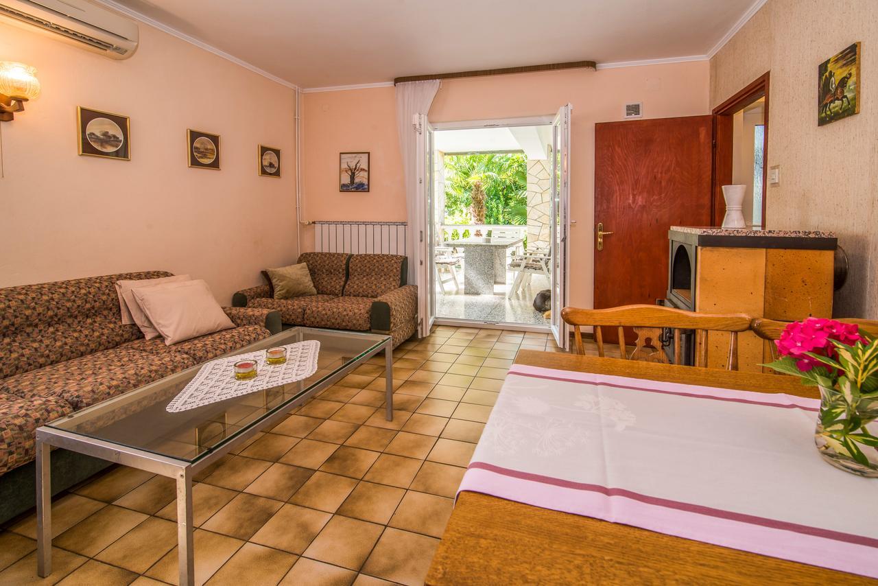 Apartments Palme Malinska Exterior photo