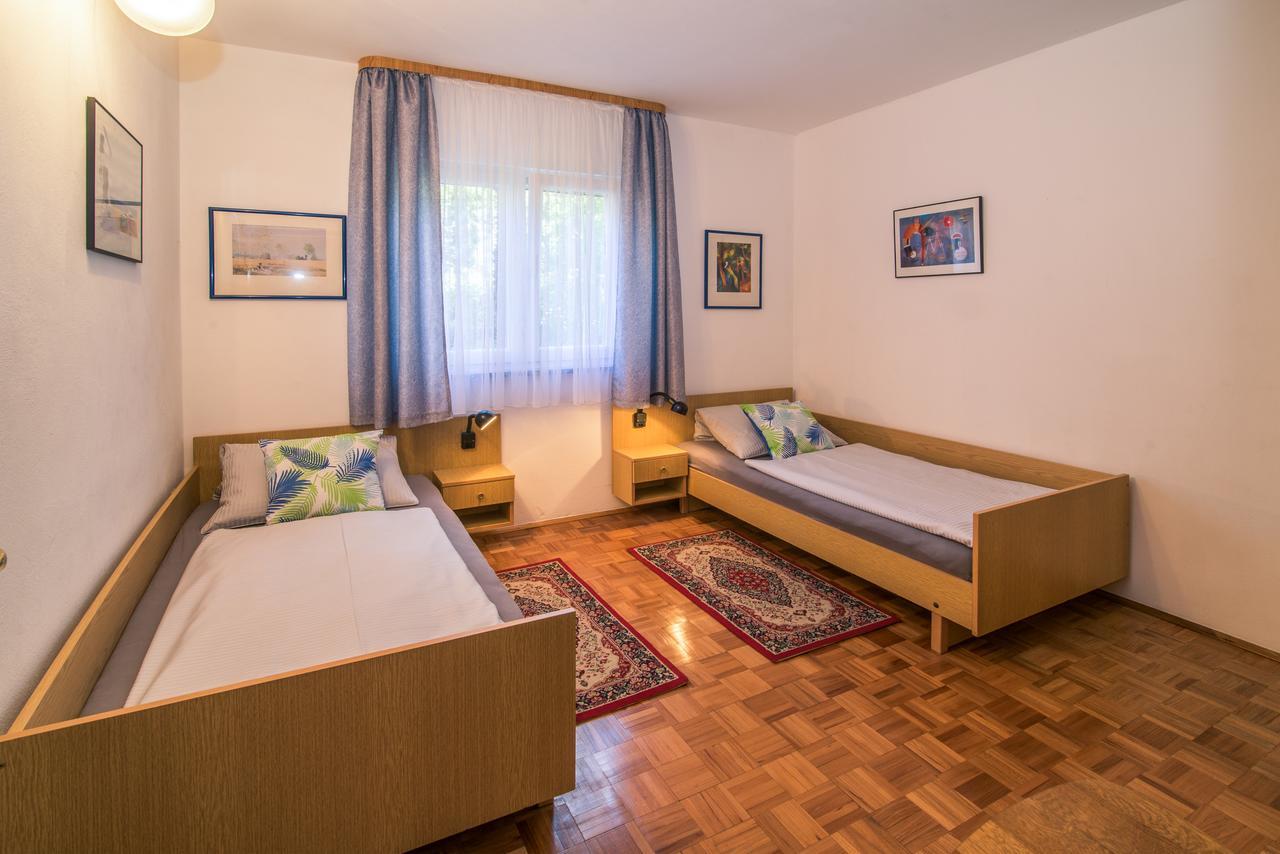 Apartments Palme Malinska Exterior photo