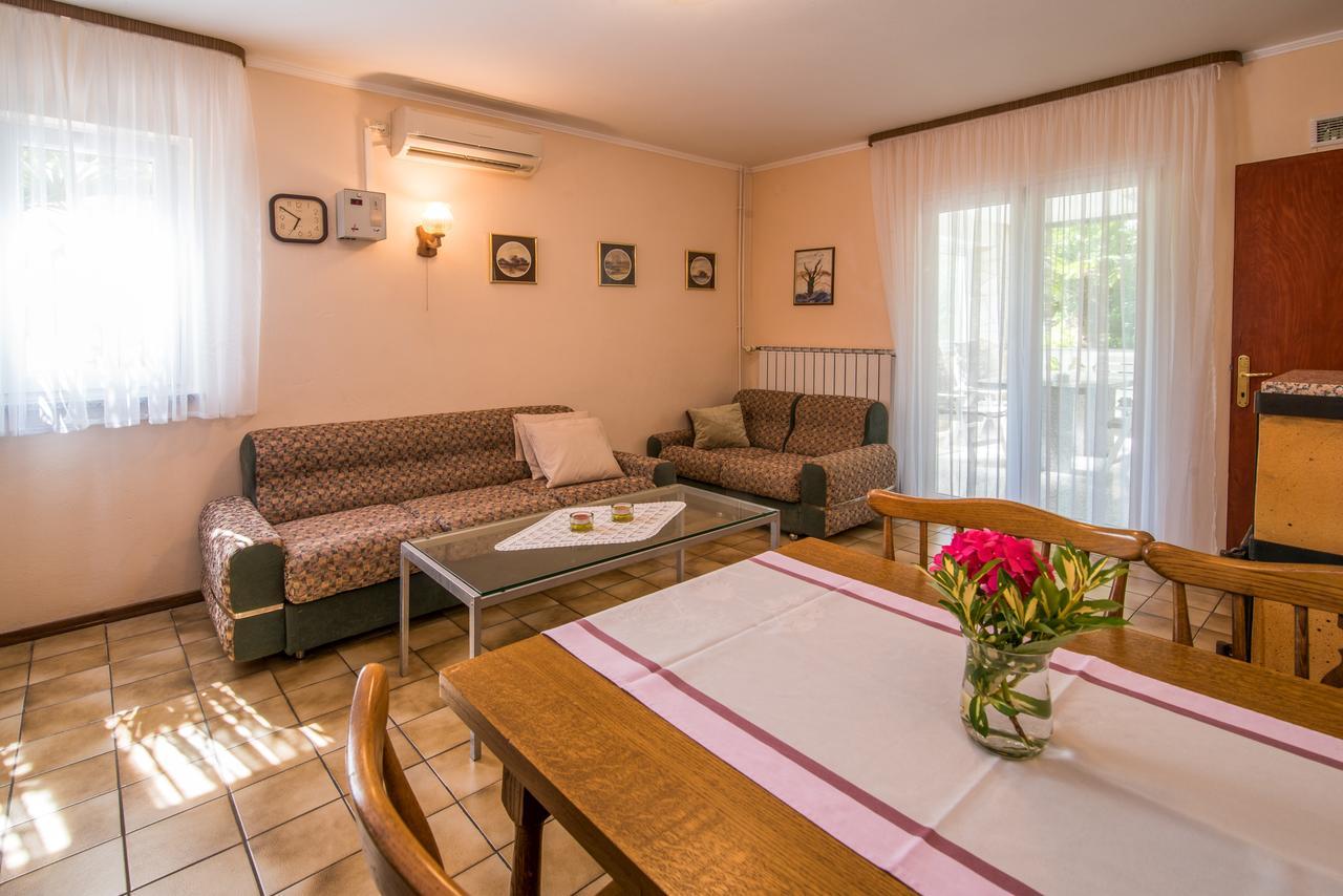 Apartments Palme Malinska Exterior photo